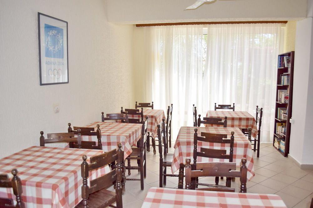 Hotel Karyatides Agia Marina  Dış mekan fotoğraf