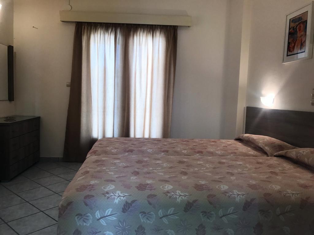 Hotel Karyatides Agia Marina  Dış mekan fotoğraf