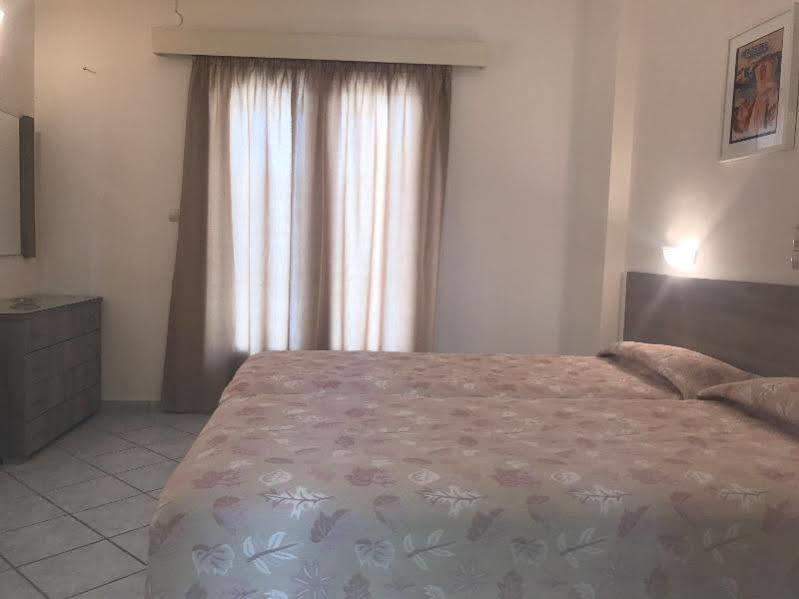 Hotel Karyatides Agia Marina  Dış mekan fotoğraf
