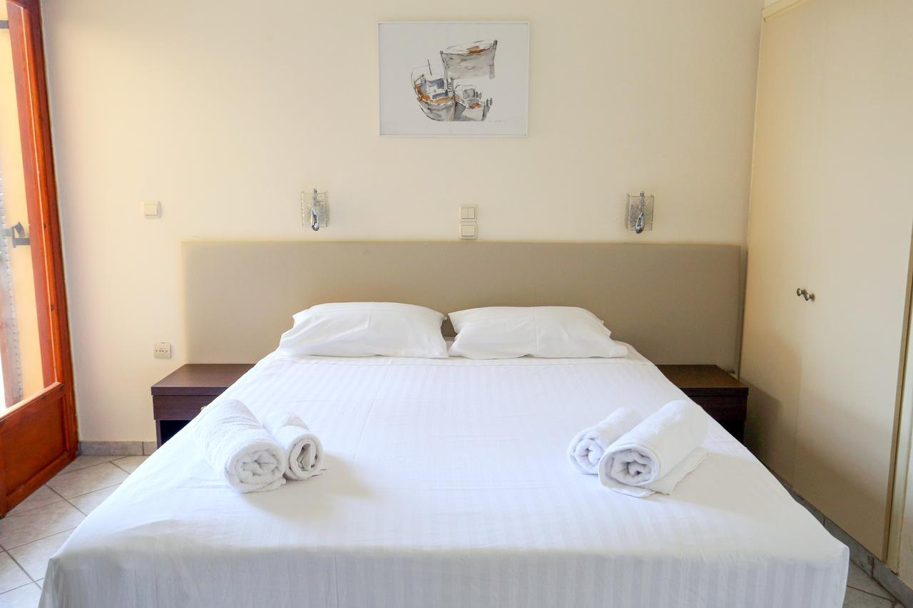 Hotel Karyatides Agia Marina  Dış mekan fotoğraf