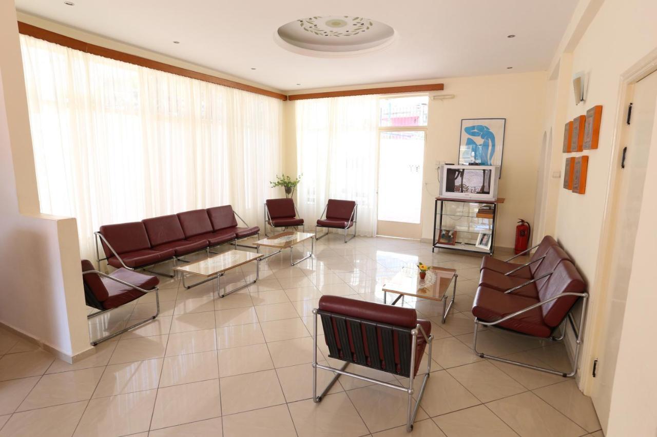 Hotel Karyatides Agia Marina  Dış mekan fotoğraf