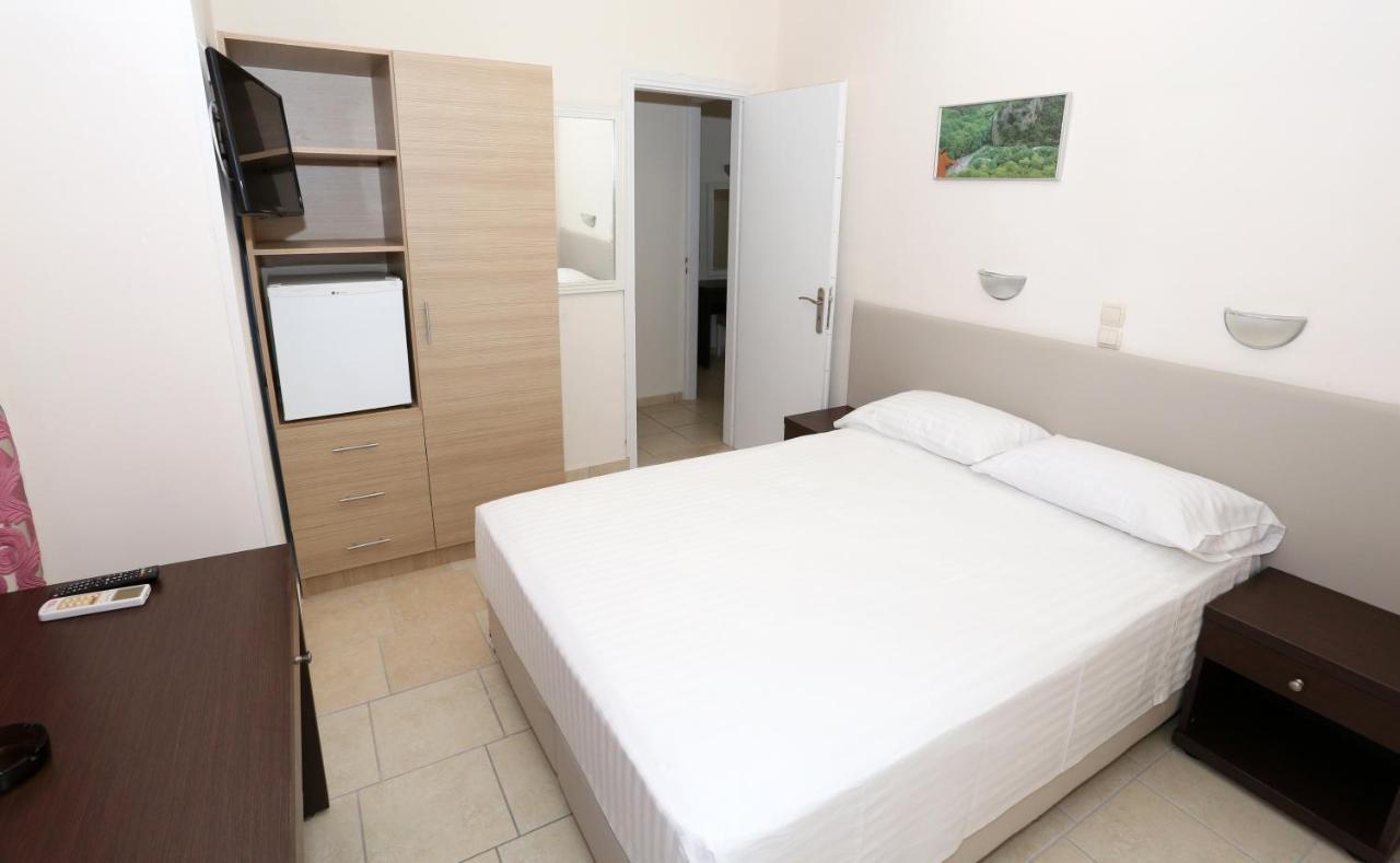 Hotel Karyatides Agia Marina  Dış mekan fotoğraf