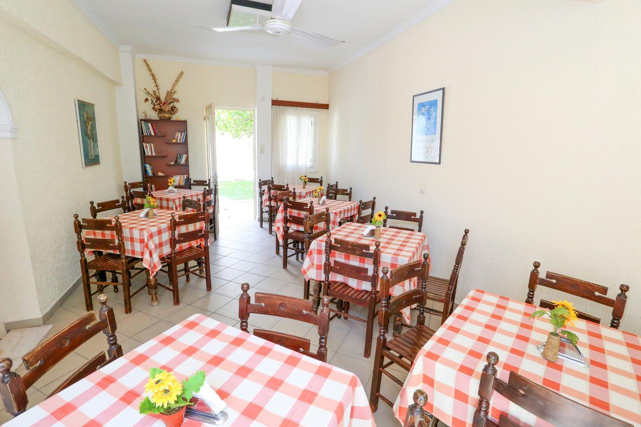 Hotel Karyatides Agia Marina  Dış mekan fotoğraf