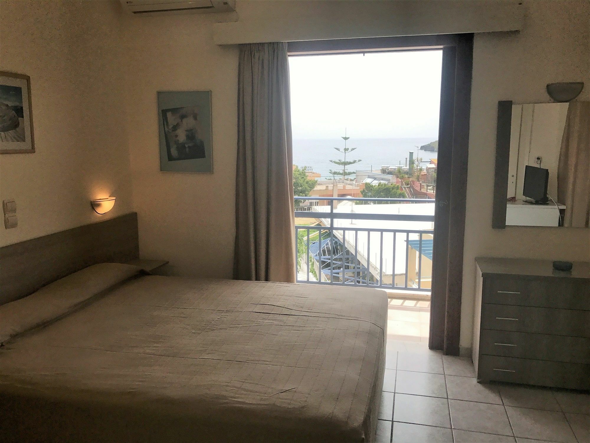 Hotel Karyatides Agia Marina  Dış mekan fotoğraf