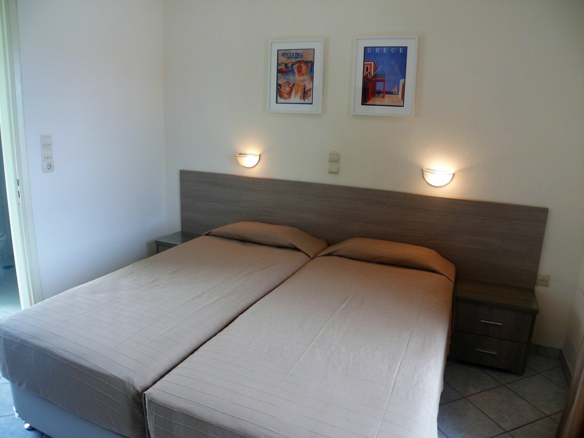 Hotel Karyatides Agia Marina  Dış mekan fotoğraf